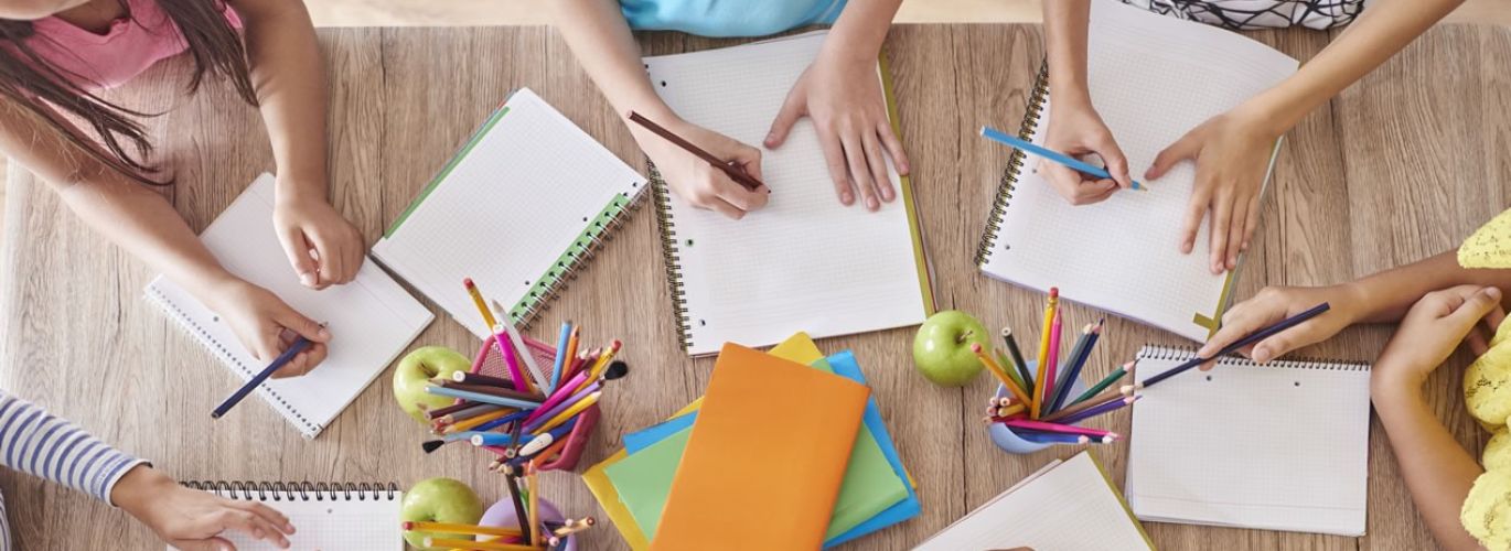 Uczniowie notujący w zeszytach