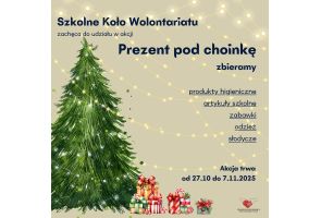 Plakat akcji charytatywnej „Prezent pod choinkę” organizowanej przez Szkolne Koło Wolontariatu, informujący o zbiórce produktów higienicznych, artykułów szkolnych, zabawek, odzieży i słodyczy.