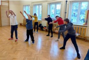 Zajęcia ruchowe uczniów w sali gimnastycznej.