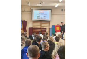 Warsztaty profilaktyczne dla uczniów w sali szkolnej.