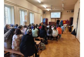 Warsztaty profilaktyczne dla uczniów w sali szkolnej.