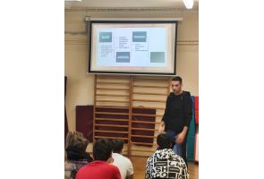 Warsztaty profilaktyczne dla uczniów w sali szkolnej.