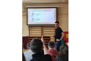 Warsztaty profilaktyczne dla uczniów w sali szkolnej.