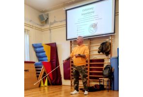 Prelegent prowadzi prezentację 